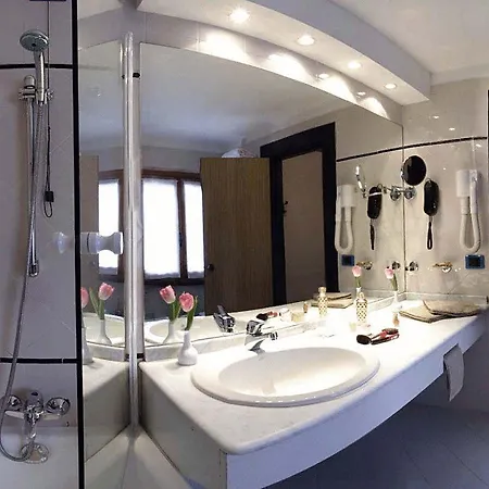 Hotel Des Geneys 4*