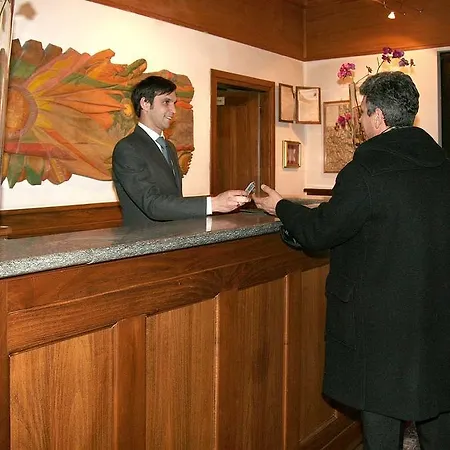 Des Geneys Hotel 4*